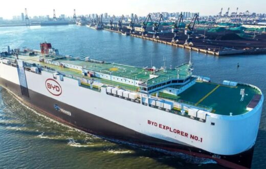 O complexo portuário de Suape, localizado em Pernambuco, recebeu na segunda-feira (27) um lote de 5.549 modelos elétricos e híbridos da BYD. Os veículos chegaram no navio Explorer NO.1 próprio de marca chinesa que conta com capacidade para transportar aproximadamente 7 mil carros e tem 199,9 metros de comprimento