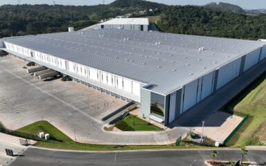 A Bridgestone, fabricante de pneus, inaugurou novo Centro de Distribuição em Cotia (SP), voltado exclusivamente para o mercado de reposição. Com uma área de 84 mil m², o espaço tem capacidade para mais de 1 milhão de pneus.