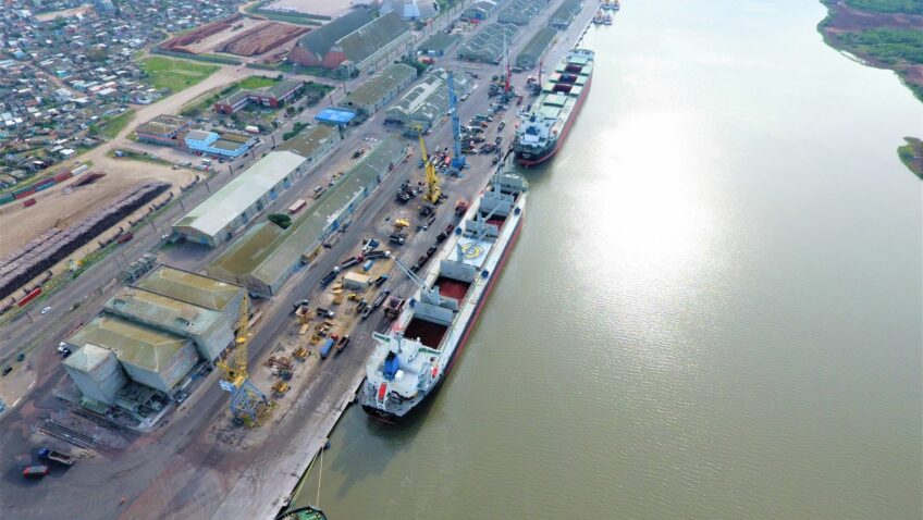 A Autoridade Portuária dos Portos do Rio Grande do Sul, a Porto Sul, informa que continua a monitorar a situação de suas unidades portuárias. Devido à manutenção do nível do Lago Guaíba acima da cota de inundação, as operações no Porto de Porto Alegre permanecem suspensas.