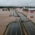 Após os desastres ocasionados pelas enchentes no Rio Grande do Sul, o Ministério dos Transportes informou em seu boletim que já foram liberados 108 trechos em 11 rodovias que cortam o Rio Grande do Sul. Neste momento, 16 trechos estão em obras ou com serviços para a liberação das pistas e não há segmentos liberados somente para veículos de emergência.