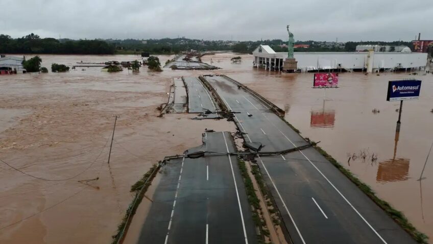 Após os desastres ocasionados pelas enchentes no Rio Grande do Sul, o Ministério dos Transportes informou em seu boletim que já foram liberados 108 trechos em 11 rodovias que cortam o Rio Grande do Sul. Neste momento, 16 trechos estão em obras ou com serviços para a liberação das pistas e não há segmentos liberados somente para veículos de emergência.