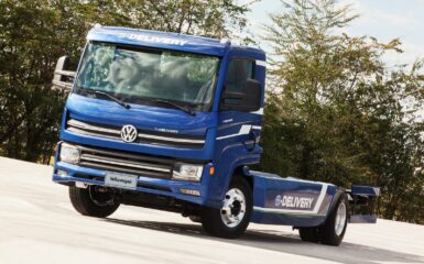 A Volkswagen Caminhões e Ônibus vendeu 96 caminhões para a AGL Dores, locadora de veículos, com sede em São José dos Campos, interior de São Paulo. São 95 unidades do VW Delivery 9.180 e um e-Delivery 11 toneladas, sendo este o primeiro caminhão elétrico da região