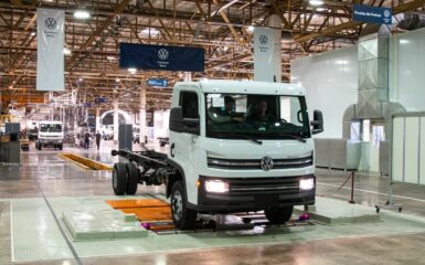 A Argentina que, historicamente, é o principal destino de exportações da Volkswagen Caminhões e Ônibus (VWCO) na América do Sul, agora passa a contar com fabricação de modelos da marca. A montadora informou que iniciará a montagem de dois caminhões da linha Delivery (9.170 e 11.180) e de dois da família Constellation (17.280 nas versões rígida e cavalo-mecânico), além do Volksbus (15.190 OD).