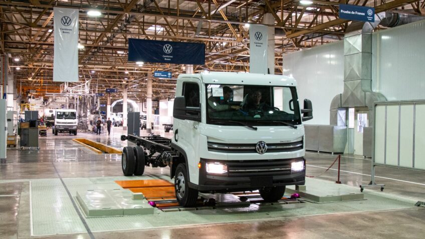 A Argentina que, historicamente, é o principal destino de exportações da Volkswagen Caminhões e Ônibus (VWCO) na América do Sul, agora passa a contar com fabricação de modelos da marca. A montadora informou que iniciará a montagem de dois caminhões da linha Delivery (9.170 e 11.180) e de dois da família Constellation (17.280 nas versões rígida e cavalo-mecânico), além do Volksbus (15.190 OD).