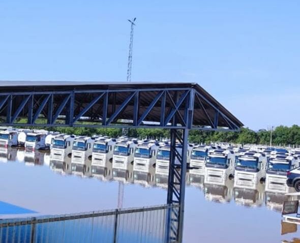 Frota de caminhões da Gabardo Transportes debaixo d´água