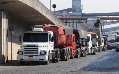 A movimentação de cargas em abril apresentou avanço no país. Segundo dados do Panorama Transportes do Observatório Nacional de Transporte e Logística (ONTL) da Infra S.A, todos os modos de transporte tiveram aumento em rodovias, ferrovias, portos e aeroportos. O setor aquaviário foi o que mais se destacou com 85,3 milhões de toneladas movimentadas no mês, o que significa o melhor abril desde o início da série histórica iniciada em 2010.