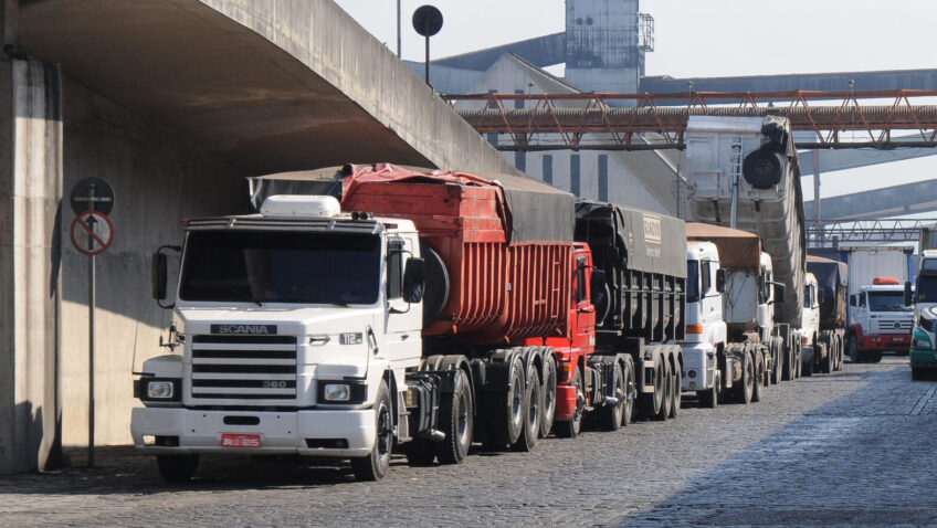 A movimentação de cargas em abril apresentou avanço no país. Segundo dados do Panorama Transportes do Observatório Nacional de Transporte e Logística (ONTL) da Infra S.A, todos os modos de transporte tiveram aumento em rodovias, ferrovias, portos e aeroportos. O setor aquaviário foi o que mais se destacou com 85,3 milhões de toneladas movimentadas no mês, o que significa o melhor abril desde o início da série histórica iniciada em 2010.