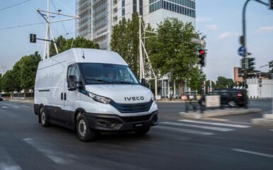 A Iveco começou a vender no mercado brasileiro a versão elétrica do Daily. Segundo o CEO da montadora, Marcio Querichelli, 26 unidades já chegaram ao país e já estão encomendados por clientes. Outras 24 chegarão até dezembro. Para comercializar o eDaily no Brasil, a Iveco investiu R$ 100 milhões para o período de 2024 a 2026.