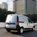 A francesa Renault lançou no Brasil o Kangoo, furgão compacto fabricado em sua planta de Santa Isabel, na Argentina.  Segundo a montadora, a cada 15 dias serão importadas para o país 250 unidades via Porto de Paranaguá.