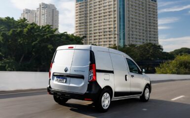 A francesa Renault lançou no Brasil o Kangoo, furgão compacto fabricado em sua planta de Santa Isabel, na Argentina.  Segundo a montadora, a cada 15 dias serão importadas para o país 250 unidades via Porto de Paranaguá.