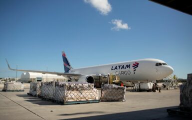 A Latam Cargo Brasil, afiliada de cargas do grupo Latam, apresenta ao mercado o seu novo portfólio de produtos para voos dentro no país. A companhia passa a oferecer quatro serviços – Reservado, Veloz, Estânder e o éFácil – para os clientes que precisam transportar mercadorias no mercado brasileiro, de acordo com as necessidades de cada um deles.