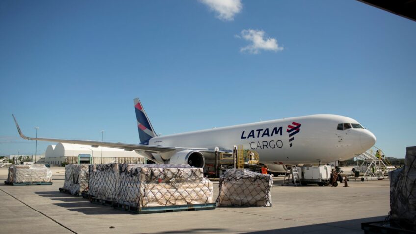 A Latam Cargo Brasil, afiliada de cargas do grupo Latam, apresenta ao mercado o seu novo portfólio de produtos para voos dentro no país. A companhia passa a oferecer quatro serviços – Reservado, Veloz, Estânder e o éFácil – para os clientes que precisam transportar mercadorias no mercado brasileiro, de acordo com as necessidades de cada um deles.