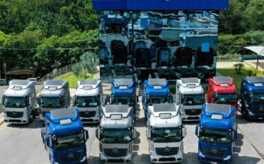 A Mercedes-Benz realizou a venda de 60 caminhões extrapesados Actros 2548 6x2 para a Kothe Operador Logístico, empresa com matriz em Jundiaí (SP) e sede administrativa em Araguaína (TO).