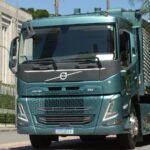 A cidade de Curitiba está testando um caminhão Volvo FM Electric na frota da Cavo, empresa do grupo Estre, responsável pela coleta de resíduos na capital paranaense. Este teste, que terá duração de três meses, faz parte de um esforço da Secretaria Municipal de Meio Ambiente para diminuir as emissões de dióxido de carbono (CO2) dos veículos de serviço na cidade.