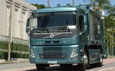 A cidade de Curitiba está testando um caminhão Volvo FM Electric na frota da Cavo, empresa do grupo Estre, responsável pela coleta de resíduos na capital paranaense. Este teste, que terá duração de três meses, faz parte de um esforço da Secretaria Municipal de Meio Ambiente para diminuir as emissões de dióxido de carbono (CO2) dos veículos de serviço na cidade.