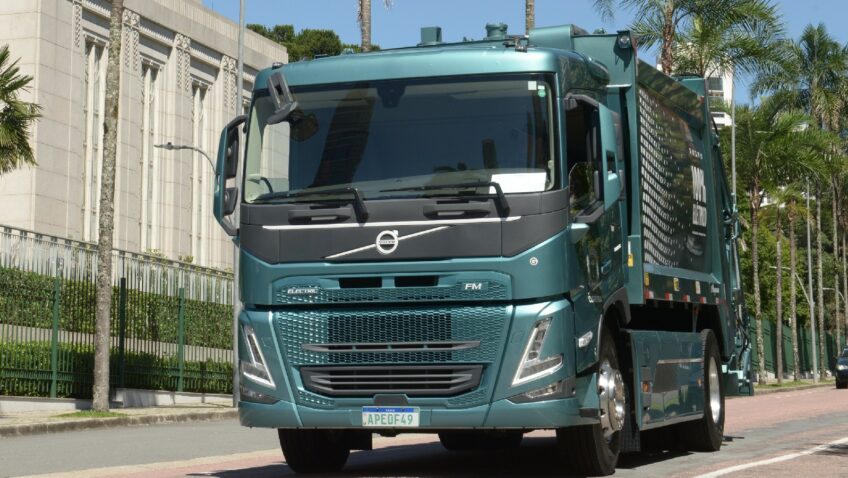 A cidade de Curitiba está testando um caminhão Volvo FM Electric na frota da Cavo, empresa do grupo Estre, responsável pela coleta de resíduos na capital paranaense. Este teste, que terá duração de três meses, faz parte de um esforço da Secretaria Municipal de Meio Ambiente para diminuir as emissões de dióxido de carbono (CO2) dos veículos de serviço na cidade.