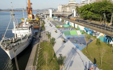 O sonho santista de transformar a área dos antigos armazéns abandonados do Porto em locais públicos de lazer, turismo e economia criativa já tem data marcada para se tornar realidade. A primeira fase do Parque Valongo, no Centro Histórico, será inaugurada pela Prefeitura de Santos, no dia 5 de julho, às 11 horas, com a presença do ministro de Portos e Aeroportos, Silvio Costa Filho, do presidente da Autoridade Portuária de Santos (APS), Anderson Pomini, e outras autoridades.