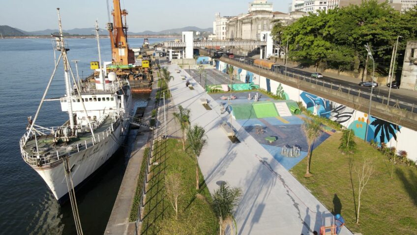 O sonho santista de transformar a área dos antigos armazéns abandonados do Porto em locais públicos de lazer, turismo e economia criativa já tem data marcada para se tornar realidade. A primeira fase do Parque Valongo, no Centro Histórico, será inaugurada pela Prefeitura de Santos, no dia 5 de julho, às 11 horas, com a presença do ministro de Portos e Aeroportos, Silvio Costa Filho, do presidente da Autoridade Portuária de Santos (APS), Anderson Pomini, e outras autoridades.