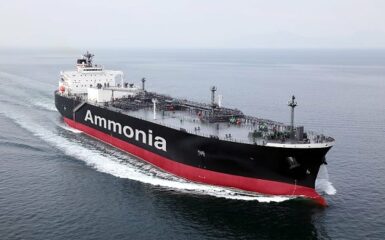 A amônia pode se tornar um combustível limpo para navios cargueiros? Segundo um estudo independente, encomendado pela Society for Gas as a Marine Fuel (SGMF), o uso é possível e traz reduções de até 61% nos gases de efeito estufa, dependendo da tecnologia marítima empregada