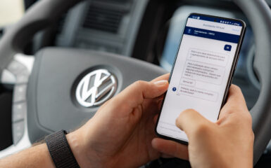 A plataforma de conectividade Volkscare,desenvolvida pela Volkswagen Caminhões e Ônibus completou cinco ano. A ferramenta oferece uma série de serviços personalizados e assistência 24 horas aos clientes. O objetivo da companhia é melhorar a gestão de serviços, manutenção e a disponibilidade dos veículos.