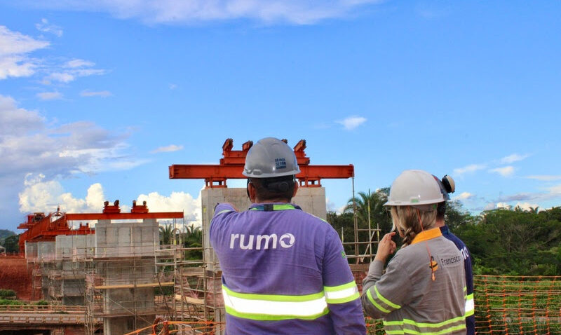 A construção da ferrovia estadual de Mato Grosso, realizada pela Rumo, operadora privada de ferrovias de cargas, já representa 62,1% da geração de empregos no setor de infraestrutura do estado no primeiro trimestre de 2024, segundo o Caged, cadastro geral de empregados e desempregados. Foram gerados 1.666 empregos, dos quais 1.035 são atribuídos às obras da ferrovia Senador Vicente Emílio Vuolo. Em abril, a Rumo foi responsável por 41,4% dos empregos no segmento, com 612 novas vagas.