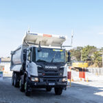 A Scania se uniu às empresas Fidens e Hexagon para desenvolver o caminhão 8x4 teleoperado. O veículo que já está em operação no Brasil é comandado de forma remota pelo motorista