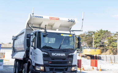 A Scania se uniu às empresas Fidens e Hexagon para desenvolver o caminhão 8x4 teleoperado. O veículo que já está em operação no Brasil é comandado de forma remota pelo motorista