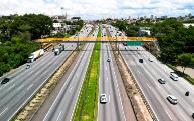 o Banco Nacional de Desenvolvimento Econômico e Social (BNDES) aprovou um apoio financeiro de R$ 10,75 bilhões à Concessionária do Sistema Rio-São Paulo SA (CCR), nova operadora da Via Dutra e da Rio-Santos. Este valor será liberado gradualmente ao longo de sete anos, conforme os investimentos forem realizados