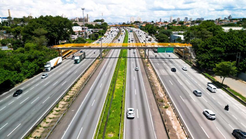 o Banco Nacional de Desenvolvimento Econômico e Social (BNDES) aprovou um apoio financeiro de R$ 10,75 bilhões à Concessionária do Sistema Rio-São Paulo SA (CCR), nova operadora da Via Dutra e da Rio-Santos. Este valor será liberado gradualmente ao longo de sete anos, conforme os investimentos forem realizados