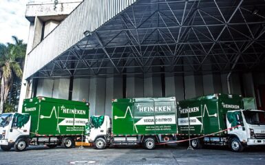 O Grupo HEINEKEN está intensificando seus esforços para promover a segurança no trânsito e o desenvolvimento profissional de seus colaboradores com o projeto “Rota Segura”. A iniciativa visa capacitar motoristas de caminhões, motociclistas e motoristas de veículos leves, reforçando a importância da direção defensiva e segurança nas estradas.