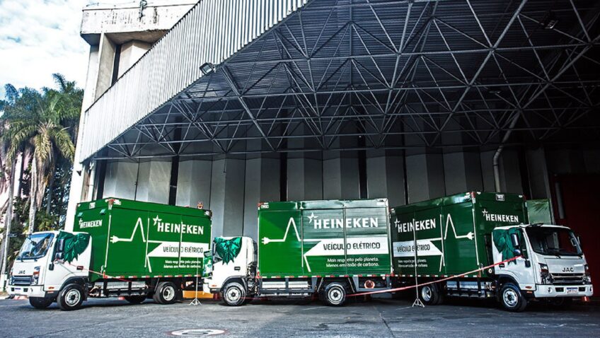 O Grupo HEINEKEN está intensificando seus esforços para promover a segurança no trânsito e o desenvolvimento profissional de seus colaboradores com o projeto “Rota Segura”. A iniciativa visa capacitar motoristas de caminhões, motociclistas e motoristas de veículos leves, reforçando a importância da direção defensiva e segurança nas estradas.