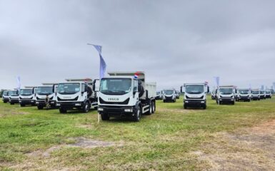 Em parceria com seu importador oficial RODOMAQ, a Iveco entregou 43 caminhões modelo Tector 27-320 6x4 ao Paraguai. A venda representa um marco significativo para a empresa e faz parte de um projeto estratégico promovido pela hidrelétrica binacional Itaipu e pelo governo paraguaio.