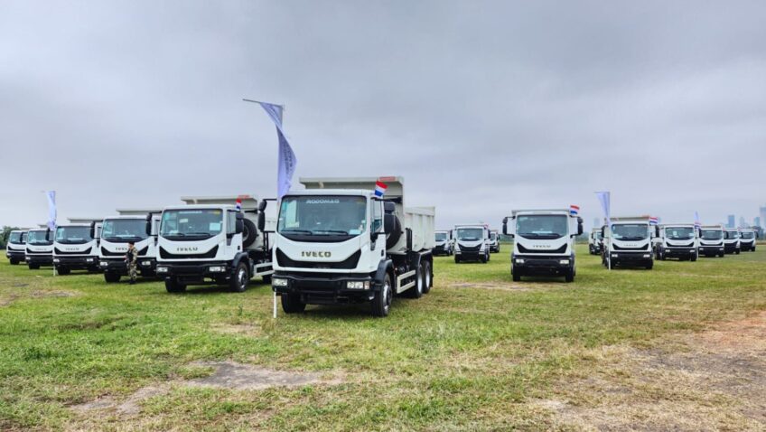 Em parceria com seu importador oficial RODOMAQ, a Iveco entregou 43 caminhões modelo Tector 27-320 6x4 ao Paraguai. A venda representa um marco significativo para a empresa e faz parte de um projeto estratégico promovido pela hidrelétrica binacional Itaipu e pelo governo paraguaio.