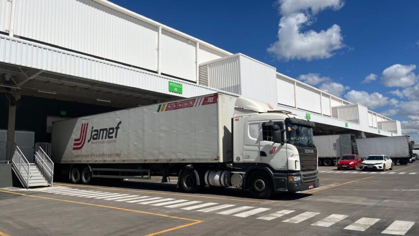 A Jamef, empresa de transporte e logística, inaugurou um novo endereço em Brasília. Na unidade será feita a distribuição, coletas e em todo o Distrito Federal e nas cidades satélites. A empresa projeta que o novo centro contribua para um aumento de 30% na produtividade.