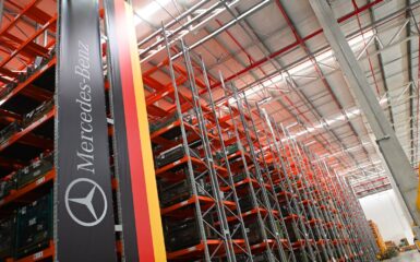 A Mercedes-Benz inaugurou sua nova central de distribuição e logística de peças em Itupeva, São Paulo. Anteriormente sediada em Campinas (SP), a central de distribuição agora opera em parceria com a Penske Logistics, especialista em soluções de cadeia de suprimentos para o setor automotivo.