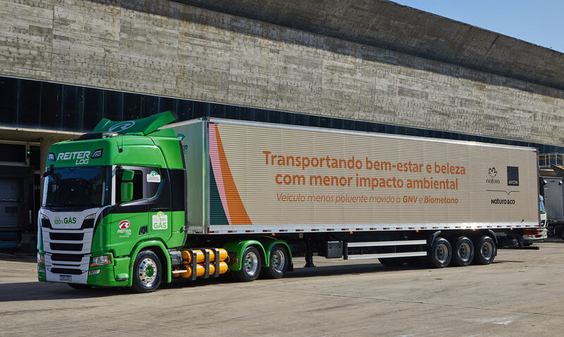 A Natura adquiriu a sua primeira frota de carretas movidas a gás biometano. A substituição dos atuais veículos a diesel por 20 novos com combustível verde reduzirá as emissões de carbono em 82%, contribuindo para o cumprimento das metas públicas da Visão 2030 da companhia, denominada Compromisso com a Vida.