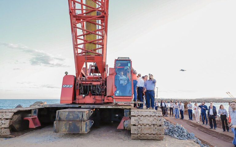 A cidade de Aracruz, no Espírito Santo, será beneficiada com um complexo portuário destinado ao recebimento de grandes embarcações, essencial para o escoamento de grãos, especialmente para o mercado asiático. Na quinta-feira (25), o ministro de Portos e Aeroportos, Silvio Costa Filho, participou da cerimônia de anúncio de R$ 2,7 bilhões em investimentos para as obras do Porto da Imetame Logística