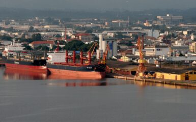 A movimentação portuária no Rio Grande do Sul registrou uma queda significativa de 24% em maio deste ano, conforme dados do Estatístico Aquaviário da Agência Nacional de Transportes Aquaviários (ANTAQ). Esse declínio é atribuído ao estado de calamidade pública que afetou a região. A redução abrange tanto os portos públicos quanto os Terminais de Uso Privado (TUPs).