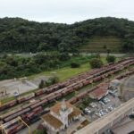 O movimento de cargas nas ferrovias de Santa Catarina registrou um crescimento de 8,9% no primeiro semestre de 2024 em comparação com o mesmo período do ano anterior. De acordo com dados divulgados pela Gerência de Ferrovias, da Secretaria de Portos, Aeroportos e Ferrovias (SPAF), em parceria com a Agência Nacional de Transportes Terrestres (ANTT), as duas concessionárias que operam no estado transportaram um total de 3,5 milhões de toneladas.