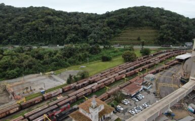 O movimento de cargas nas ferrovias de Santa Catarina registrou um crescimento de 8,9% no primeiro semestre de 2024 em comparação com o mesmo período do ano anterior. De acordo com dados divulgados pela Gerência de Ferrovias, da Secretaria de Portos, Aeroportos e Ferrovias (SPAF), em parceria com a Agência Nacional de Transportes Terrestres (ANTT), as duas concessionárias que operam no estado transportaram um total de 3,5 milhões de toneladas.