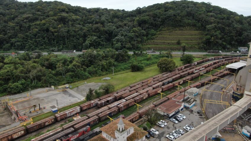 O movimento de cargas nas ferrovias de Santa Catarina registrou um crescimento de 8,9% no primeiro semestre de 2024 em comparação com o mesmo período do ano anterior. De acordo com dados divulgados pela Gerência de Ferrovias, da Secretaria de Portos, Aeroportos e Ferrovias (SPAF), em parceria com a Agência Nacional de Transportes Terrestres (ANTT), as duas concessionárias que operam no estado transportaram um total de 3,5 milhões de toneladas.