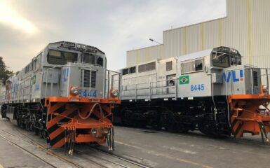 A VLI, companhia de soluções logísticas que opera ferrovias, portos e terminais, realizou a cerimônia de entrega das primeiras 12 locomotivas ES-43BBI adquiridas junto à Wabtec Brasil. Essas novas locomotivas irão incrementar a frota atual da Ferrovia Centro-Atlântica (FCA), sob administração da VLI. O evento ocorreu na planta industrial da fabricante, em Contagem (MG), e contou com a presença do secretário nacional do Transporte Ferroviário, Leonardo Ribeiro, e do vice-governador do estado de Minas Gerais, Mateus Simões