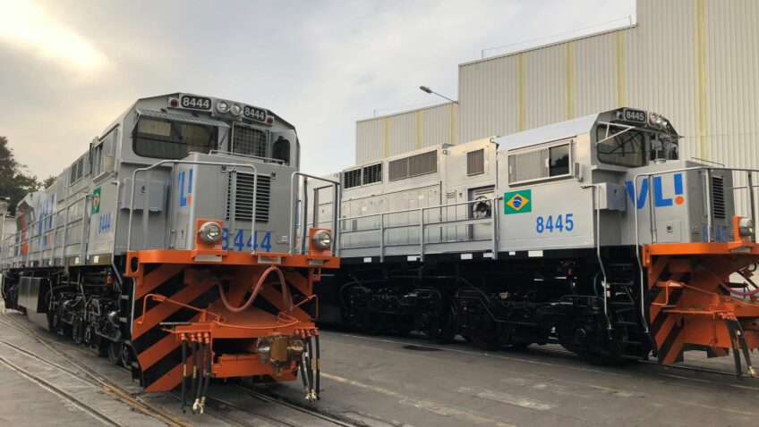 A VLI, companhia de soluções logísticas que opera ferrovias, portos e terminais, realizou a cerimônia de entrega das primeiras 12 locomotivas ES-43BBI adquiridas junto à Wabtec Brasil. Essas novas locomotivas irão incrementar a frota atual da Ferrovia Centro-Atlântica (FCA), sob administração da VLI. O evento ocorreu na planta industrial da fabricante, em Contagem (MG), e contou com a presença do secretário nacional do Transporte Ferroviário, Leonardo Ribeiro, e do vice-governador do estado de Minas Gerais, Mateus Simões