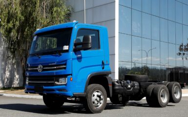 A família Volkswagen Delivery ganhou mais um integrante, o 13.180 6x2 com novo entre eixos de 4.400 mm de fábrica. O caminhão chega para complementar a linha que já conta com seis modelos: Express, 6.170, 9.180, 11.180, 11.180 4x4 que tem aplicação mista — urbano e fora de estrada — e o 13.180 6x2. Os veículos estão disponíveis até quatro opções de entre eixos