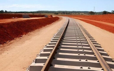 Com o objetivo de desenvolver a infraestrutura ferroviária e facilitar o escoamento da produção agrícola e mineral, a Agência Nacional de Transportes Terrestres (ANTT) aprovou, nesta semana o projeto executivo para a implantação da via permanente do trecho entre o km 131+260m e o km 167+300m, localizado entre os estados de Mato Grosso e Goiás, da ferrovia de integração do Centro-Oeste (FICO).