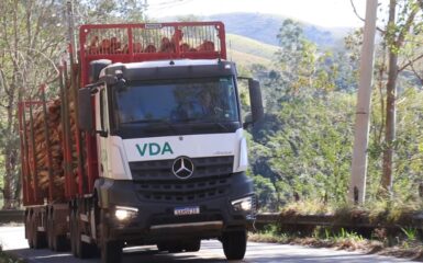 A transportadora VDA encomendou 36 Mercedes-Benz Arocs 3351 6x4 para operações florestais, no interior de São Paulo. O caminhão será utilizado em operações de eucalipto com o abastecimento de fábricas de celulose.