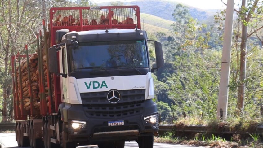 A transportadora VDA encomendou 36 Mercedes-Benz Arocs 3351 6x4 para operações florestais, no interior de São Paulo. O caminhão será utilizado em operações de eucalipto com o abastecimento de fábricas de celulose.