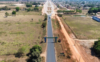 O Ministro dos Transportes, Renan Filho, anunciou nesta terça-feira (30) a entrega de uma nova travessia na BR-364/RO em Itapuã do Oeste (RO), marcando o início de uma série de melhorias rodoviárias significativas no estado de Rondônia.