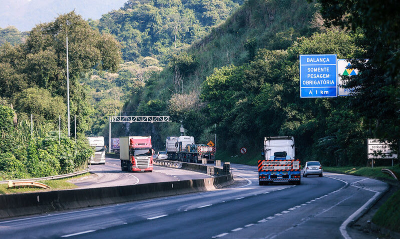 O Ministério dos Transportes publicou, nesta segunda-feira (1) a portaria Nº 622/2024, no Diário Oficial da União (DOU), que estabelece diretrizes de alocação de, no mínimo, 1% da receita bruta de contratos de concessões rodoviárias federais para o desenvolvimento de infraestrutura sustentável.