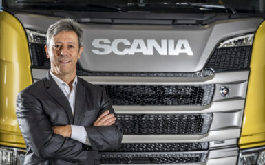 A Casa Scania Cotrasa inaugurou uma nova concessionária no Paraná para amoliar a cobertura aos clientes no estado. Localizada às margens da BR-277, a nova unidade está próxima da Tríplice Fronteira entre Brasil, Argentina e Paraguai, um importante corredor de transporte de caminhões e ônibus para as rotas do Mercosul